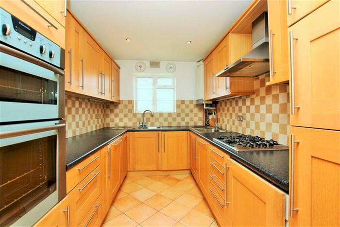 3 Bedroom Flat To Rent In Courtney House, Mulberry Close, Hendon, NW4