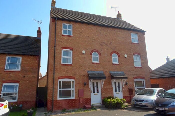 3 Bedroom Town House To Rent In Shrub Road, Hampton Vale, Peterborough, PE7