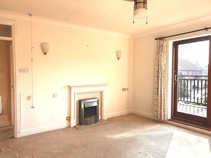 2 Bedroom Flat For Sale In Wetherby Gardens, Hook, RG27