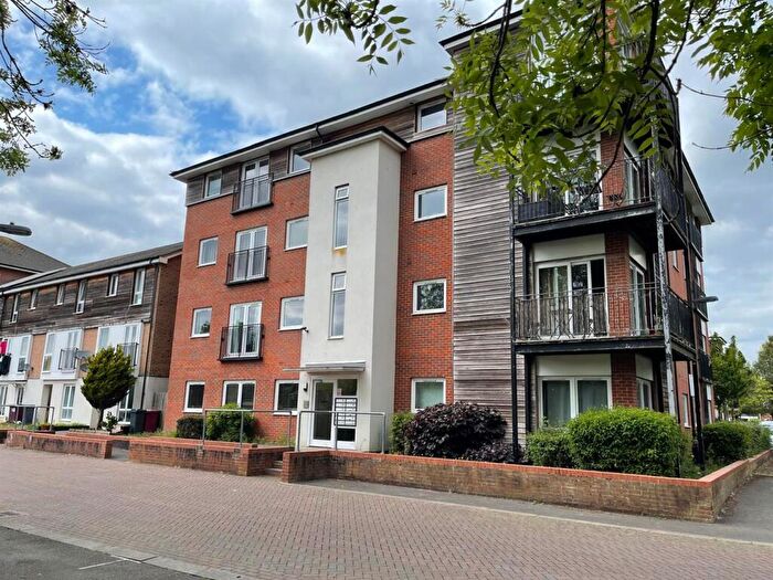2 Bedroom Flat For Sale In Meadow Way, RG4