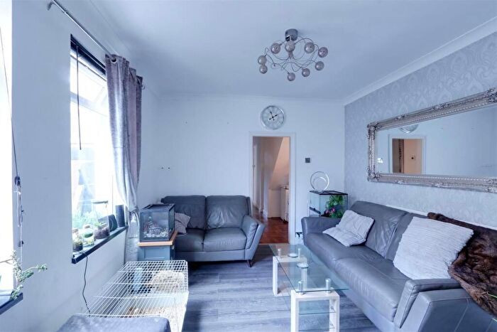 2 Bedroom Flat For Sale In Elmer Avenue, Southend-On-Sea, SS1