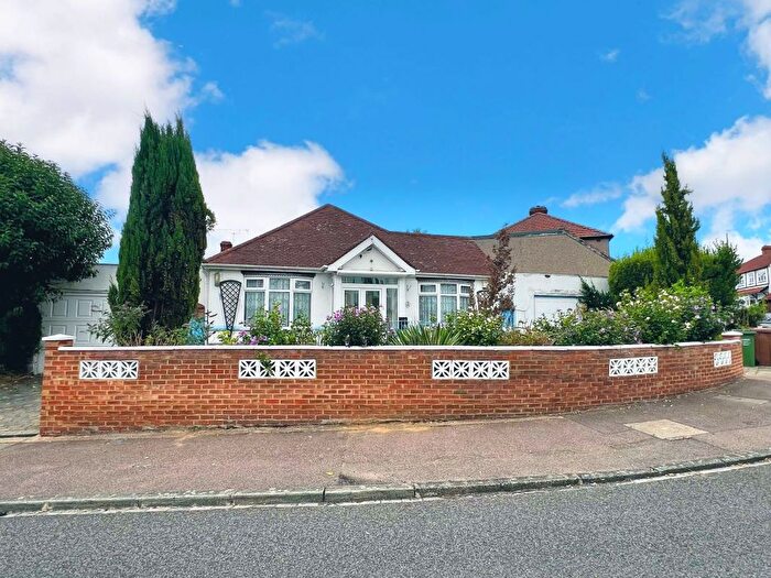 2 Bedroom Bungalow For Sale In Martin Dene, Bexleyheath, Kent, DA6