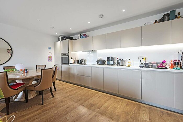 3 Bedroom Flat To Rent In Cording Street, Tower Hamlets, London, E14