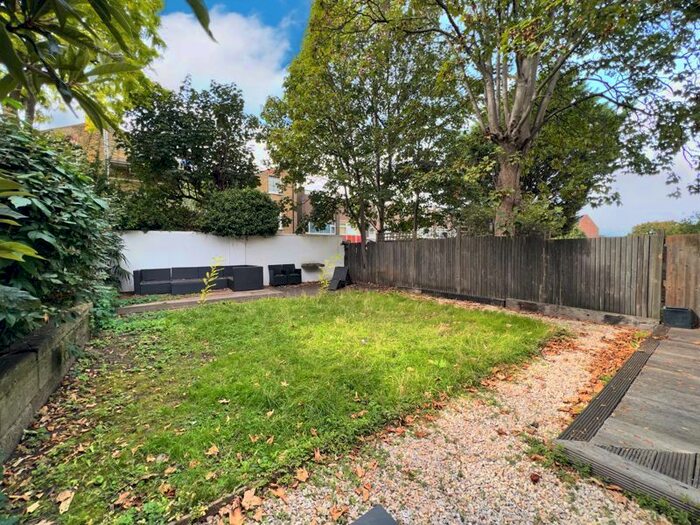 3 Bedroom Flat To Rent In Bedford Hill, London, SW12