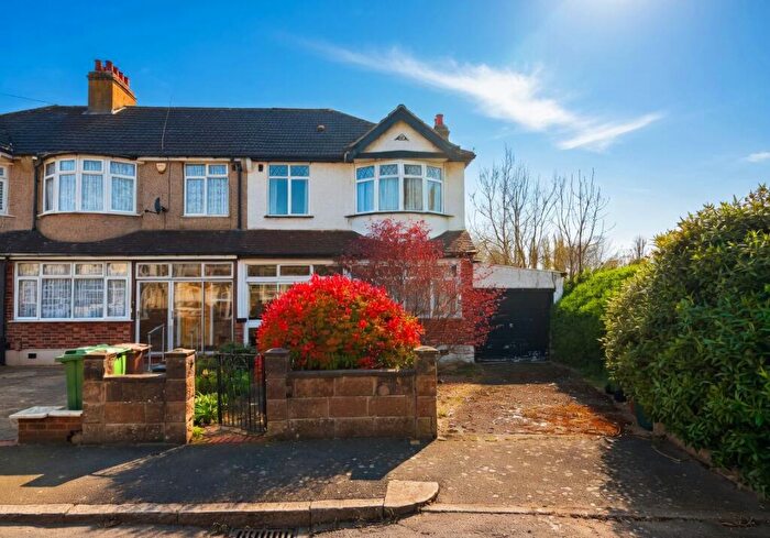 3 Bedroom Semi Detached House For Sale In Kingswood Way, Wallington, Surrey, SM6