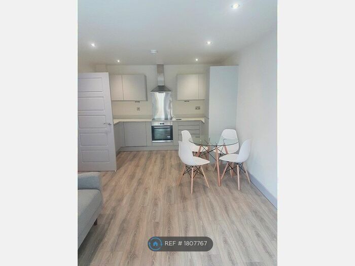2 Bedroom Flat To Rent In Trinity Court, Leeds, LS9