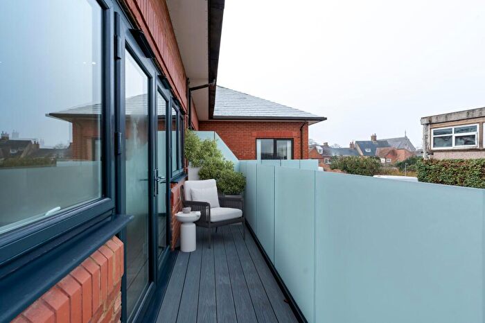2 Bedroom Apartment For Sale In St Andrews Court, Thame, OX9