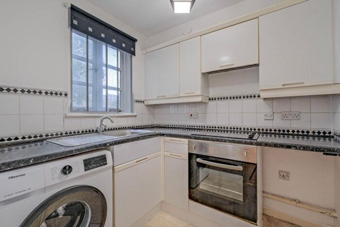 1 Bedroom Flat To Rent In Mile End Road, , Tower Hamlets, London, E1