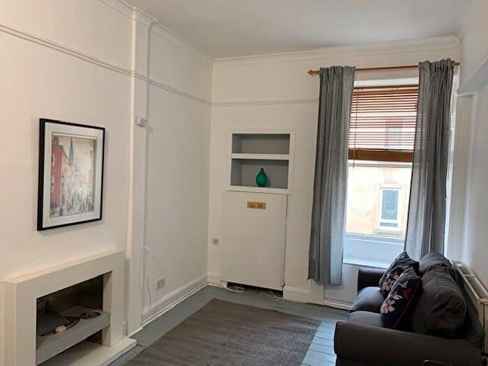 2 Bedroom Flat To Rent In L Tay Street, Edinburgh, EH11