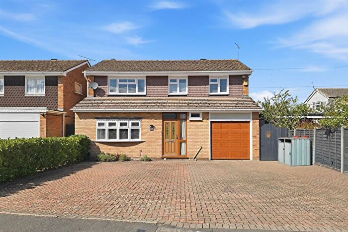 4 Bedroom Detached House For Sale In Chiltern Close, Goffs Oak, EN7