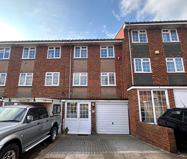 3 Bedroom Property To Rent In Robin Dene, Brighton, BN2
