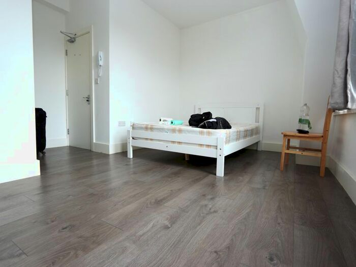 Property To Rent In Queens Parade, Green Lanes, London, N8