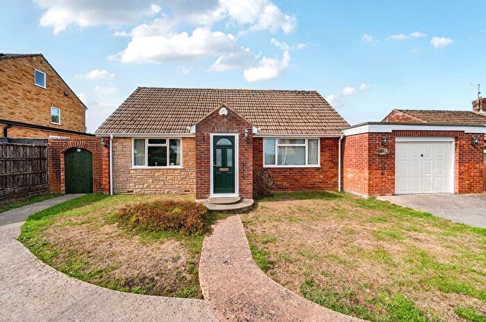 2 Bedroom Bungalow For Sale In Dancing Lane, Wincanton, Somerset, BA9