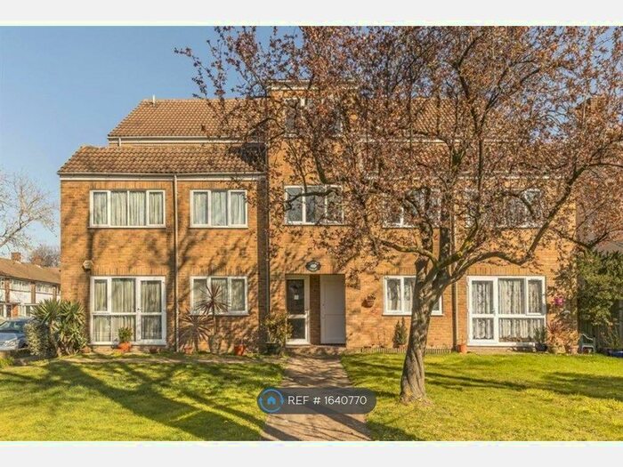 1 Bedroom Flat To Rent In Lilliput Court, London, SE12