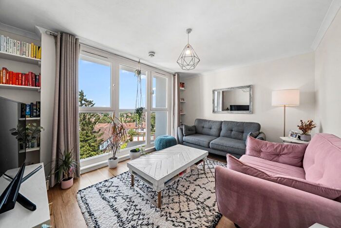 2 Bedroom Flat For Sale In Manor Court, Weybridge, KT13