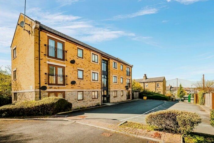 2 Bedroom Apartment To Rent In Greenlea Court, Huddersfield, HD5