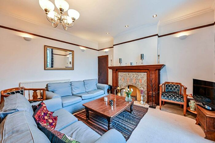 2 Bedroom Flat For Sale In Harvey Road, Guildford, GU1