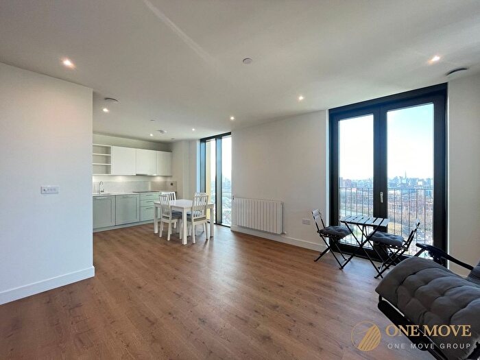 3 Bedroom Flat To Rent In Twelvetrees Park, West Ham, London, E16