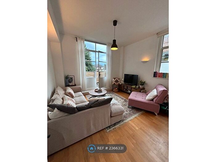 2 Bedroom Flat To Rent In Queen Street, Hitchin, SG4