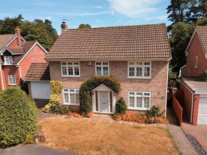 4 Bedroom Detached House For Sale In Conifer Crest, Newbury, RG14