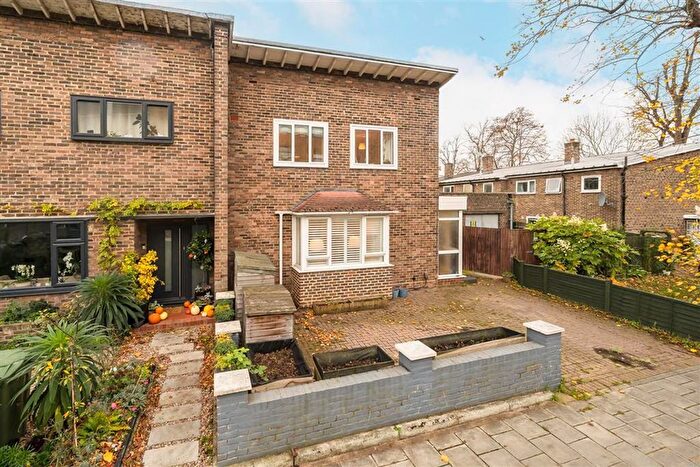 3 Bedroom End Terrace House For Sale In Clarence Crescent, Clapham, SW4