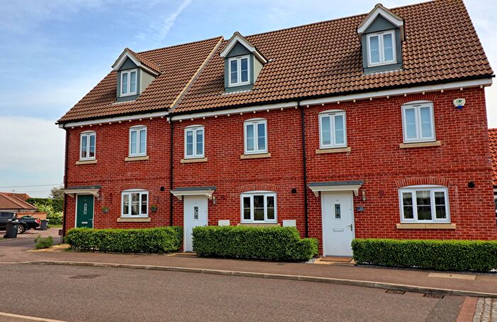 3 Bedroom Town House For Sale In Hibbert Drive, Great Dunmow, Essex, CM6