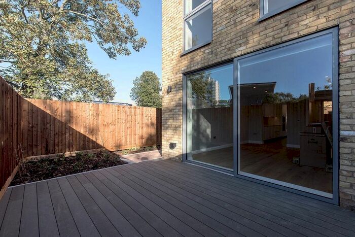 3 Bedroom Flat To Rent In Clapham Court Terrace, Kings Avenue, London SW4