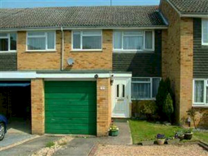 3 Bedroom Detached House To Rent In Kingfisher Drive, Yateley, GU46