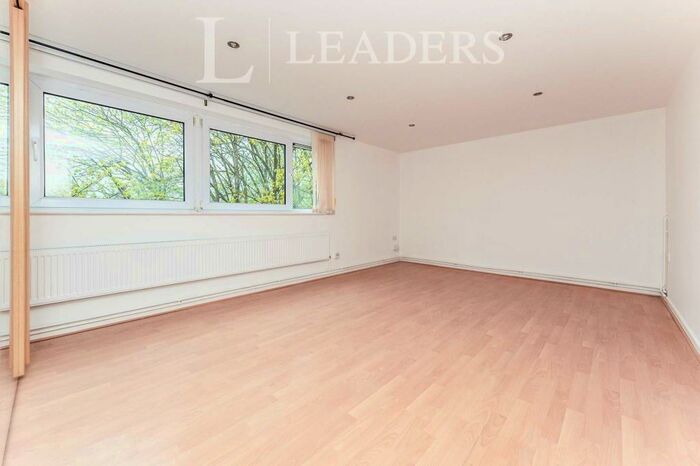 3 Bedroom Apartment To Rent In Riverside Road, AL1
