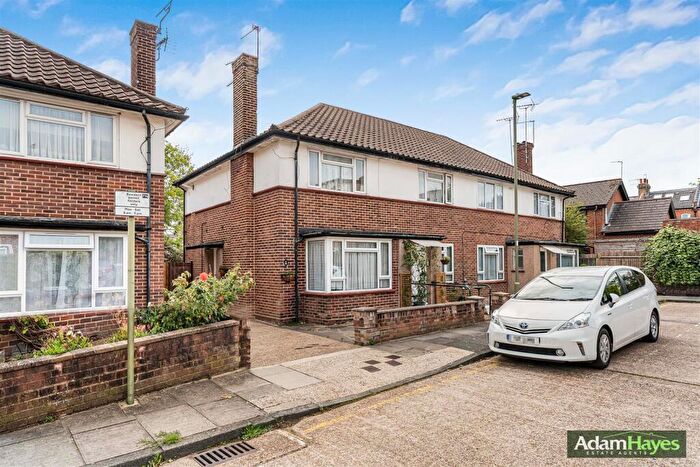 2 Bedroom Maisonette For Sale In Northwood Gardens, North Finchley, N12