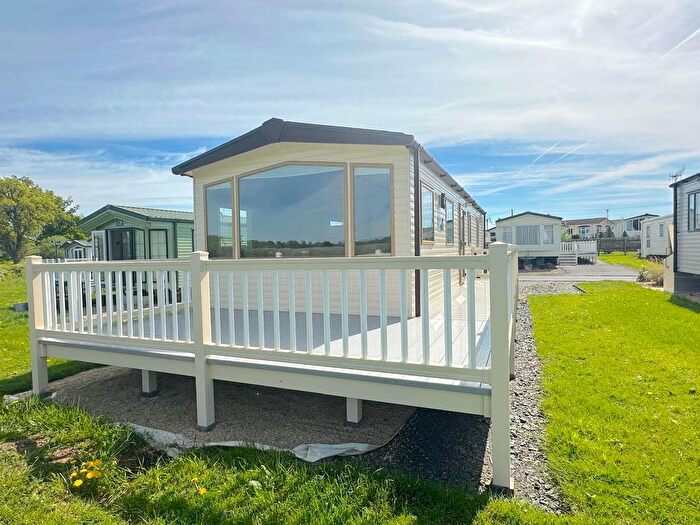 2 Bedroom Mobile/park Home For Sale In Oakmere Park, Hanley Swan, Worcester, WR8