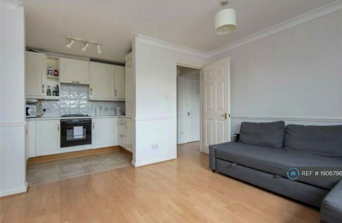 1 Bedroom Flat To Rent In Mile End Road, London, E1