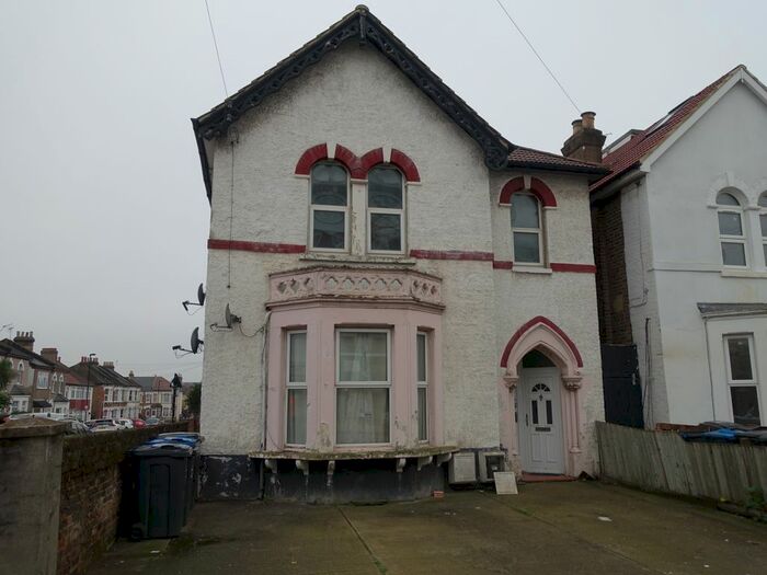 3 Bedroom Maisonette To Rent In Bensham Manor Road, Thornton Heath, CR7