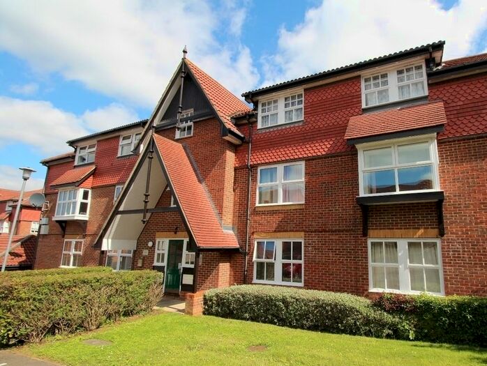 2 Bedroom Flat To Rent In Grange Crescent, Dartford, DA2