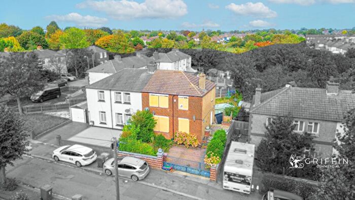 3 Bedroom Semi-Detached House For Sale In Russell Road, Grays, RM17