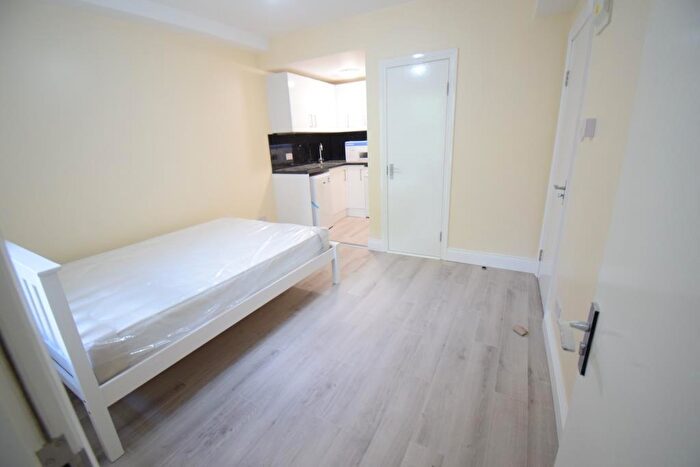 Studio To Rent In Kingsland Road, London, E8