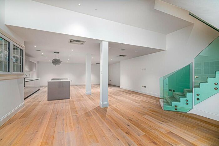 2 Bedroom Flat To Rent In Victoria Street, Windsor, Berkshire, SL4