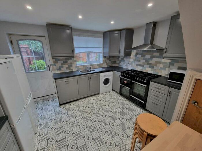 5 Bedroom House To Rent In Tiger Moth Way, AL10