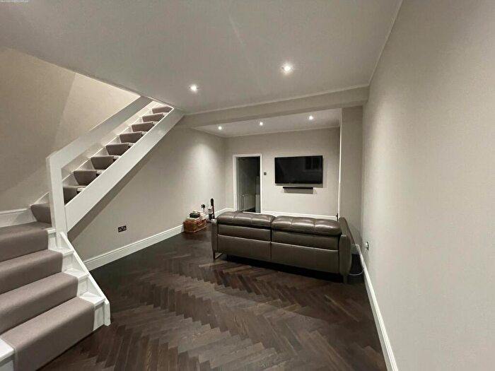 2 Bedroom Terraced House To Rent In Sherwood Street, London, N20