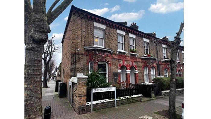1 Bedroom Flat For Sale In First Floor Flat, Grayshott Road, Battersea, London, SW11