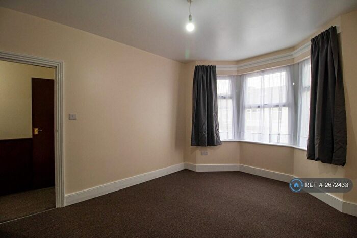 1 Bedroom Flat To Rent In Hickling Road, Ilford, IG1