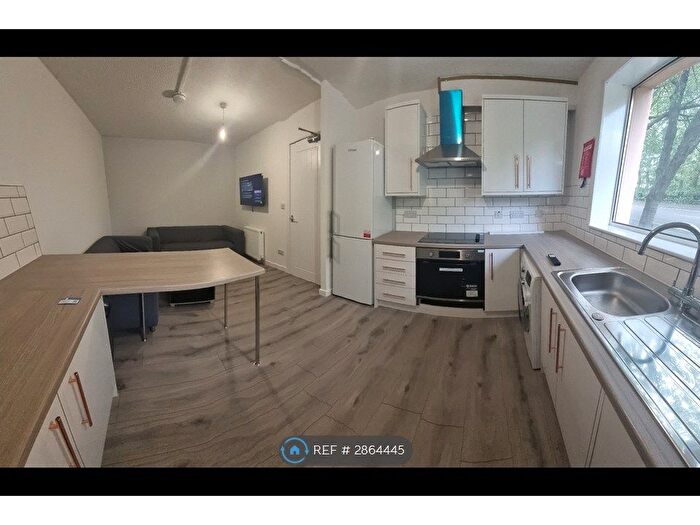 4 Bedroom Flat To Rent In Glebe Court, Glasgow, G4