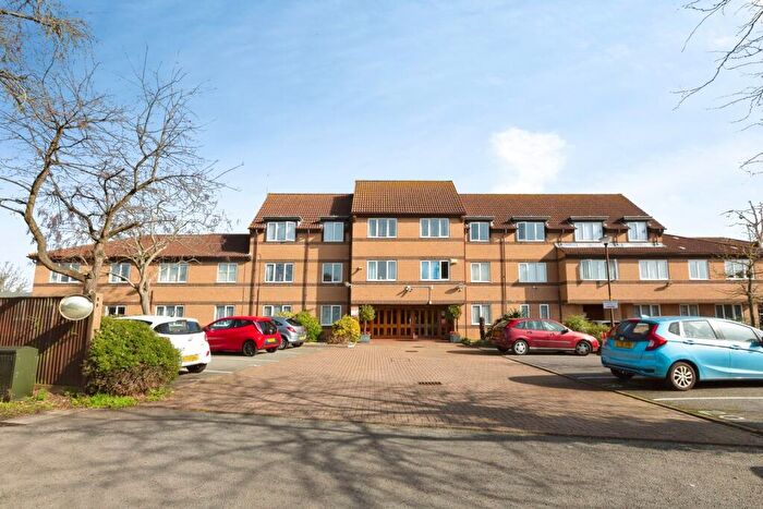 1 Bedroom Flat For Sale In Limewood Court, Beehive Lane, Ilford, IG4