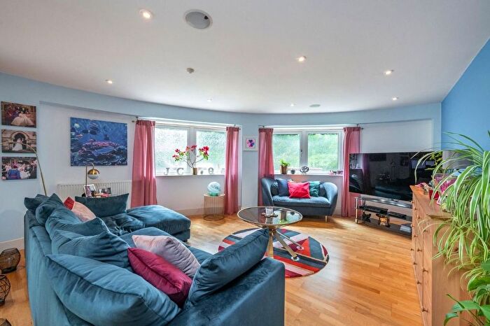 2 Bedroom Flat To Rent In Mercury Mansions, Dryburgh Road, SW15