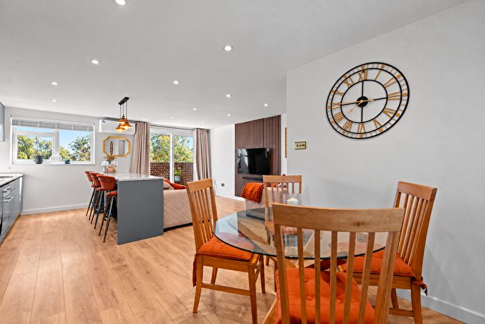 2 Bedroom Flat For Sale In Hazelmere Close, Leatherhead, KT22