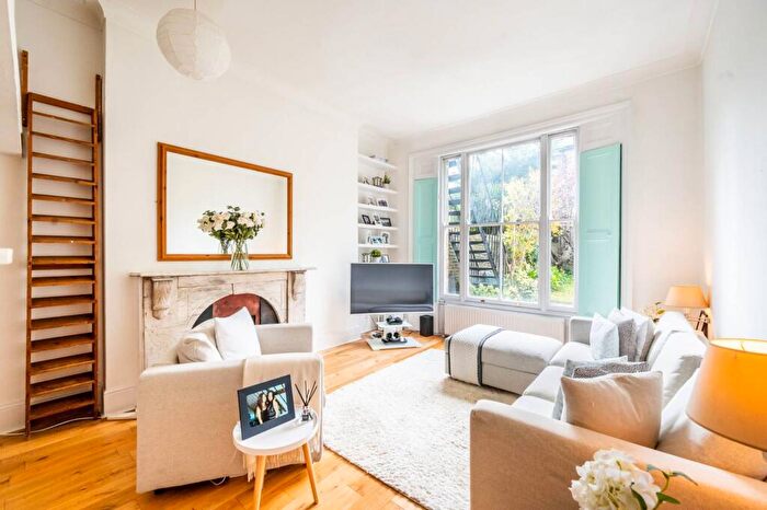 1 Bedroom Flat To Rent In Battersea Rise, Between The Commons, London, SW11