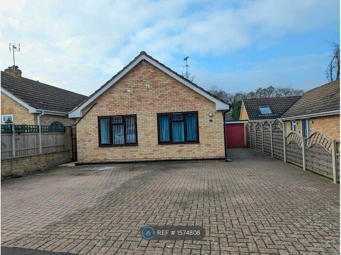 3 Bedroom Bungalow To Rent In Farm View, Yateley, GU46