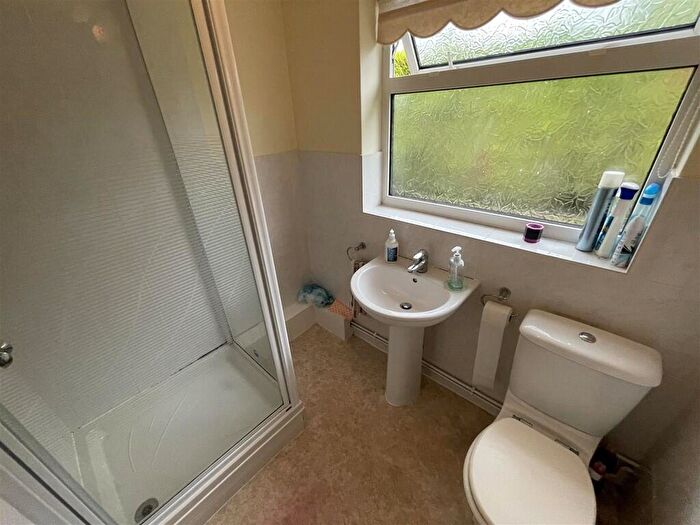 2 Bedroom Detached Bungalow For Sale In Glen Avenue, Pinchbeck, PE11