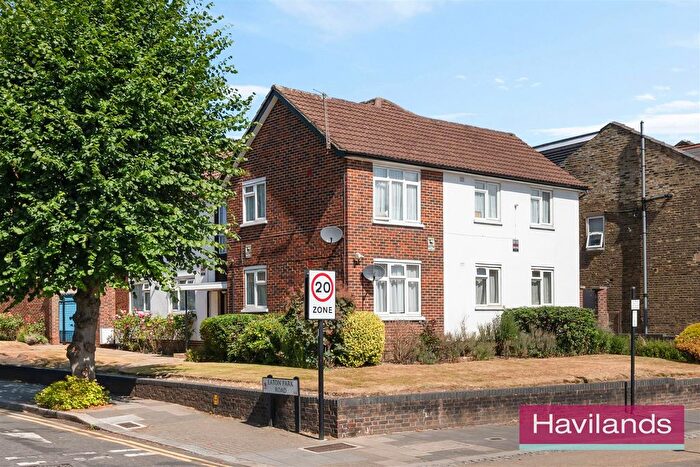 2 Bedroom Flat To Rent In Eaton Park Road, London, N13