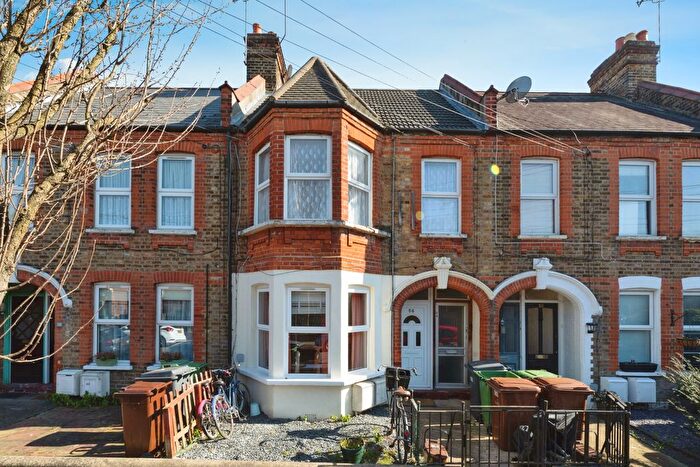 3 Bedroom Flat To Rent In Fleeming Road, Walthamstow, London, E17